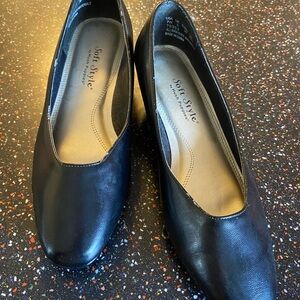 Hush Puppies Soft Style black shoes size  7W  Never worn